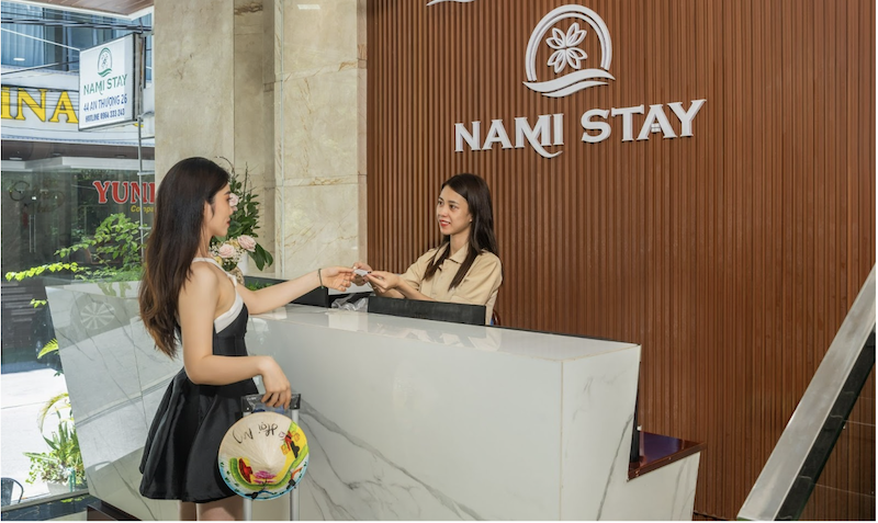 HÌnh ảnh lễ tân chuỗi Nami Stay